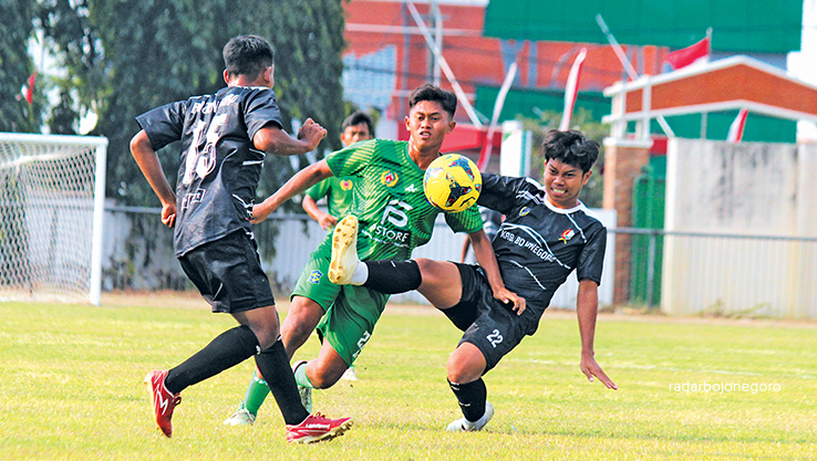 DUEL: Pemain Bojonegoro berebut bola dengan pemain Surabaya pada pertandingan Porprov di Stadion Merdeka, Jombang Sabtu (2/9). Peluang lolos Bojonegoro sudah tertutup akibat dua kekalahan. (M. Irvan R