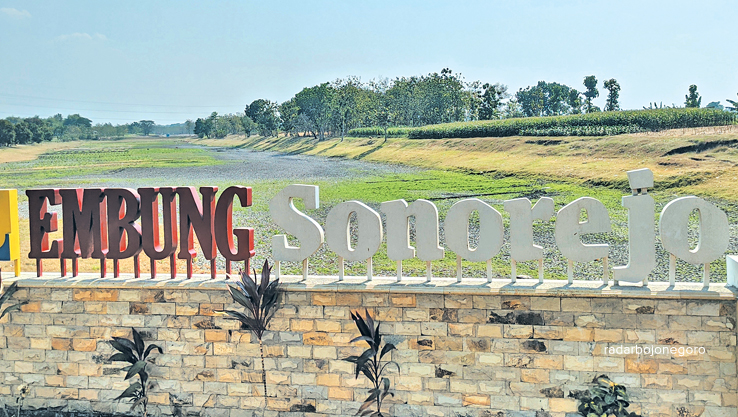 RETAK-RETAK: Tanah di dasar Embung Sonorejo kondisinya retak-retak. Hal serupa juga terjadi di sejumlah embung lain. (Wahyu Dhani Alfiansyah/RDR.BJN)