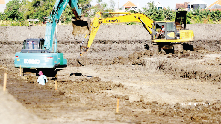 DIKEBUT: Proyek kolam retensi masih berjalan. Setelah merampungkan pengerukan, selanjutnya fokus pada pengerjaan saluran air dan pembangunan pompa air. (ANJAR DWI PRADIPTA/RDR.LMG)