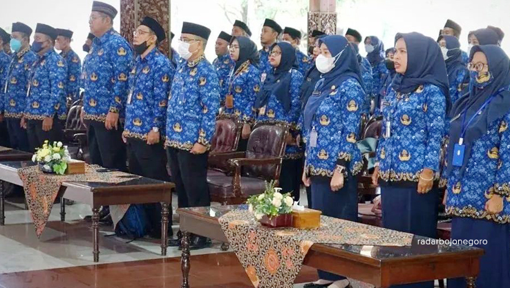 DILANTIK: Para ASN sedang dilantik di pendapa Rumah Dinas Bupati Blora beberapa bulan lalu. (Lukman Hakim/RDR.Blora)