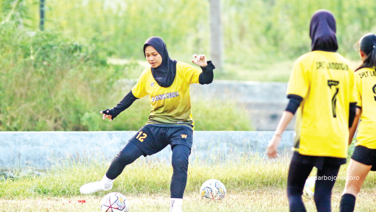 PEGANG TIKET KE SEMIFINAL: Pemain sepak bola putri Lamongan saat berlatih sebelum porprov dihelat. (ANJAR DWI PRADIPTA/RDR.LMG
