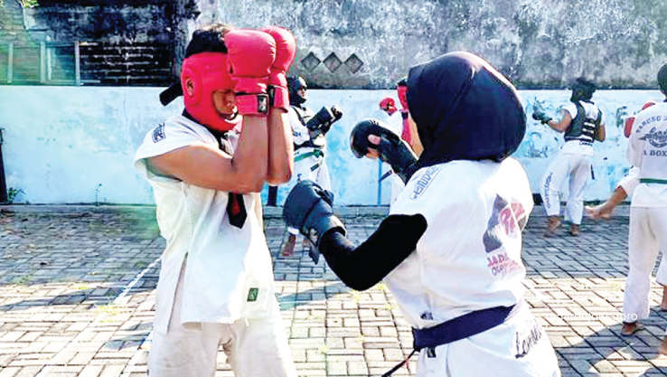 LATIHAN: Atlet tarung derajat Lamongan ketika berlatih bersama untuk persiapan porprov.&nbsp; (ISTIMEWA FOR RDR.LMG)