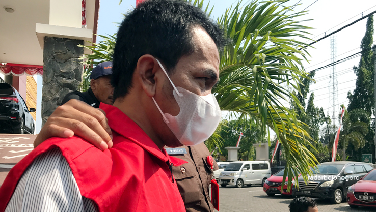 DITAHAN:Kepala Desa Punggur Yudi Purnomo doseret petugas kejari ditahan ke Lapas Bojonegoro, diduga merugikan negara sekitar 1 miliar.(Bhagas dani Purwoko/RDR.BJN)