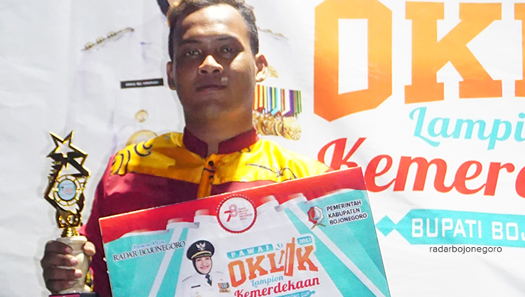JUARA 1: Perawakilan dari juara 1 Pawai Oklik Bupati Bojonegoro Cup 2023 menerima hadiah dari panitia. (Tim Oklik For R.Bjn)