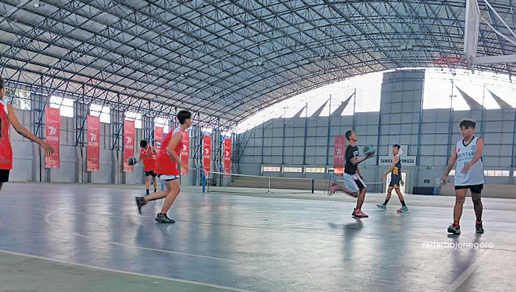 GAGAL: Atlet bola basket Bojonegoro ketika menjalani latihan di GOR Polres Bojonegoro. Namun cabor tersebut belum mampu meraih medali Porprov 2023. (M. Irvan Ramadhon/R.Bjn)