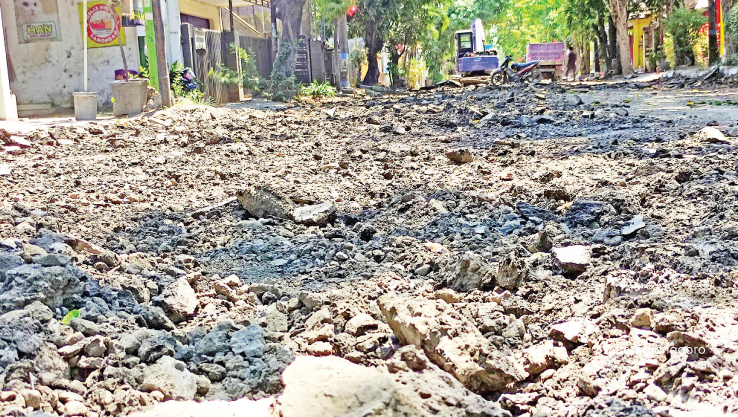 DIKEBUT: Dinas PU Bina Marga Lamongan memastikan saat ini proses pengerukan pada proyek Jalan Kusuma Bangsa. (Anjar Dwi Pradipta/R.Lmg)