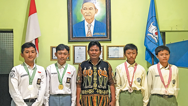 PRESTASI: Siswa SMP-SMA Plus Ar-Rahmat Bojonegoro persembahkan prestasi membanggakan. (BHAGAS DANI PURWOKO/RDR.BJN)