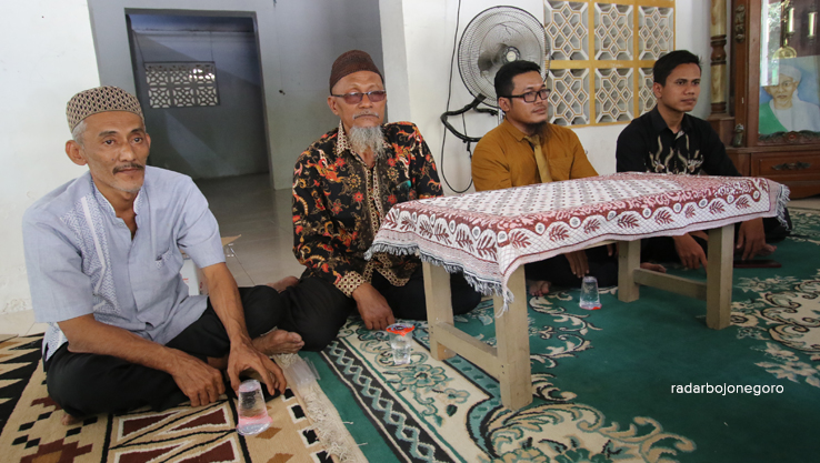 KLARIFIKASI: Pihak Yayasan Ponpes Tarbiyatut Tholabah Paciran memberikan keterangan terkait meninggalnya salah satu santri akhir bulan lalu. (ANJAR DWI PRADIPTA/RDR.LMG)