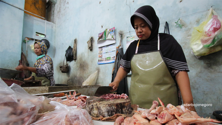 INTENS DIPANTAU: Disperindag Lamongan memantau terjadi kenaikan harga ayam di sejumlah pasar tradisional di Lamongan. (ANJAR DWI PRADIPTA/RDR.LMG)