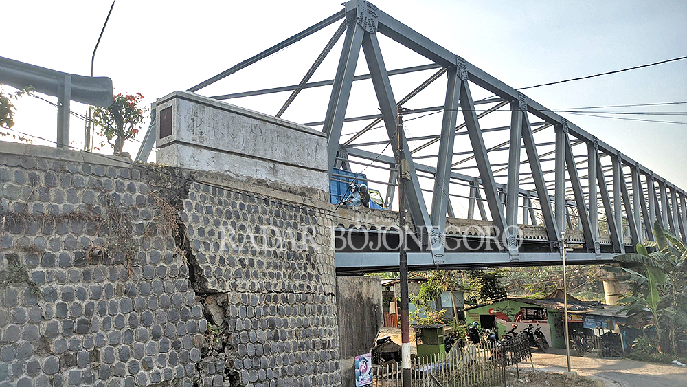 RETAK: Keretakan di casing back wall Jembatan Kaliketek tidak berpengaruh terhadap konstruksi jembatan. (DHANI WAHYU ALFIANSYAH/RDR.BJN)