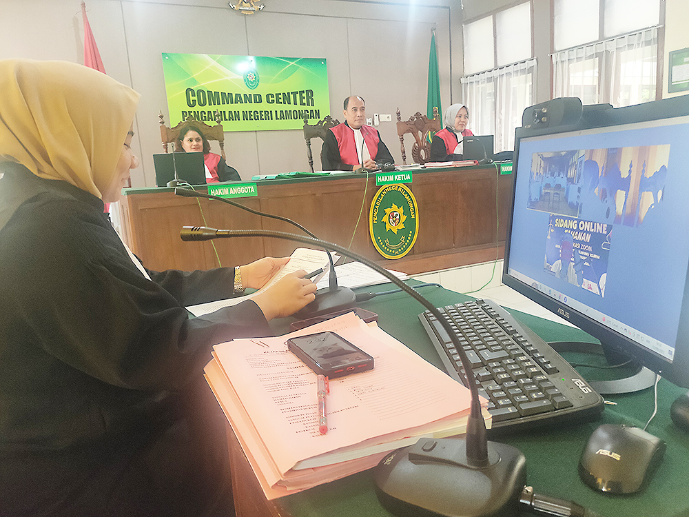 MEMINTA KERINGANAN HUKUMAN: Qodir Hakim, 40, terdakwa pencurian besi tipe kanal U di Kecamatan Brondong mendengarkan tuntutan dari jaksa penuntut umum (IST/RDR.LMG)