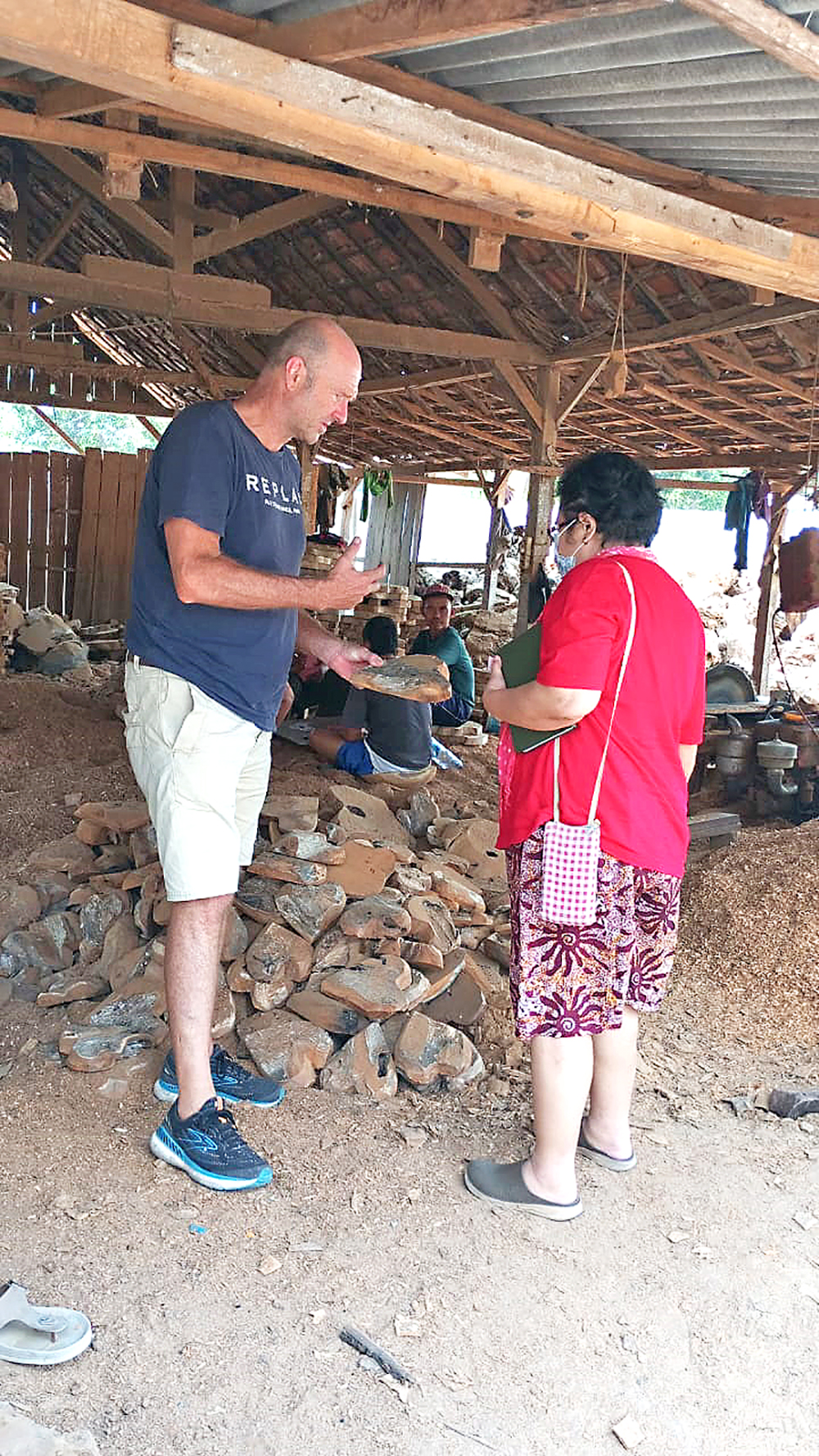 EKSPOR: Kerajinan kayu jati dari Kecamatan Margomulyo dikirim hingga luar negeri. Tampak warga Australia melihat bentuk-bentuk kerajinannya. (IST/RDR.BJN)