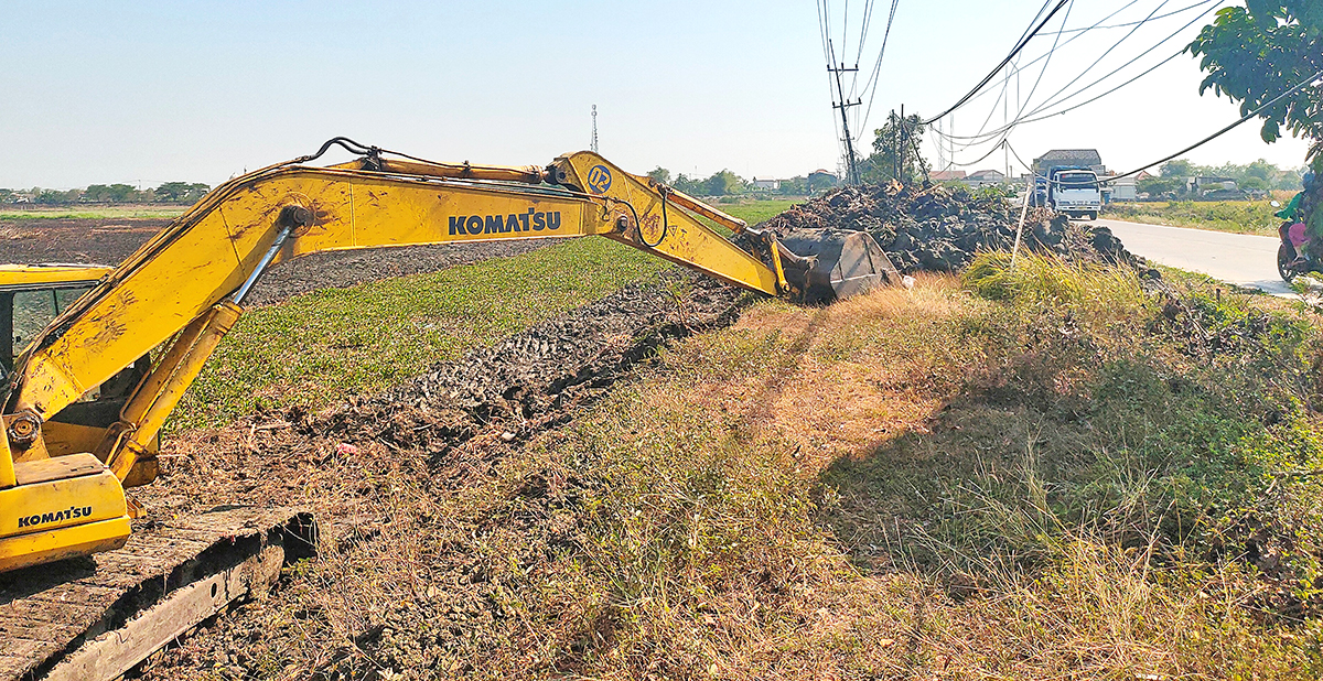 GUNAKAN ALAT BERAT: Proyek normalisasi rawa si Banget di Desa Pucangro, Kecamatan Kalitengah kontranya hingga Desember. (IST/RDR.LMG)