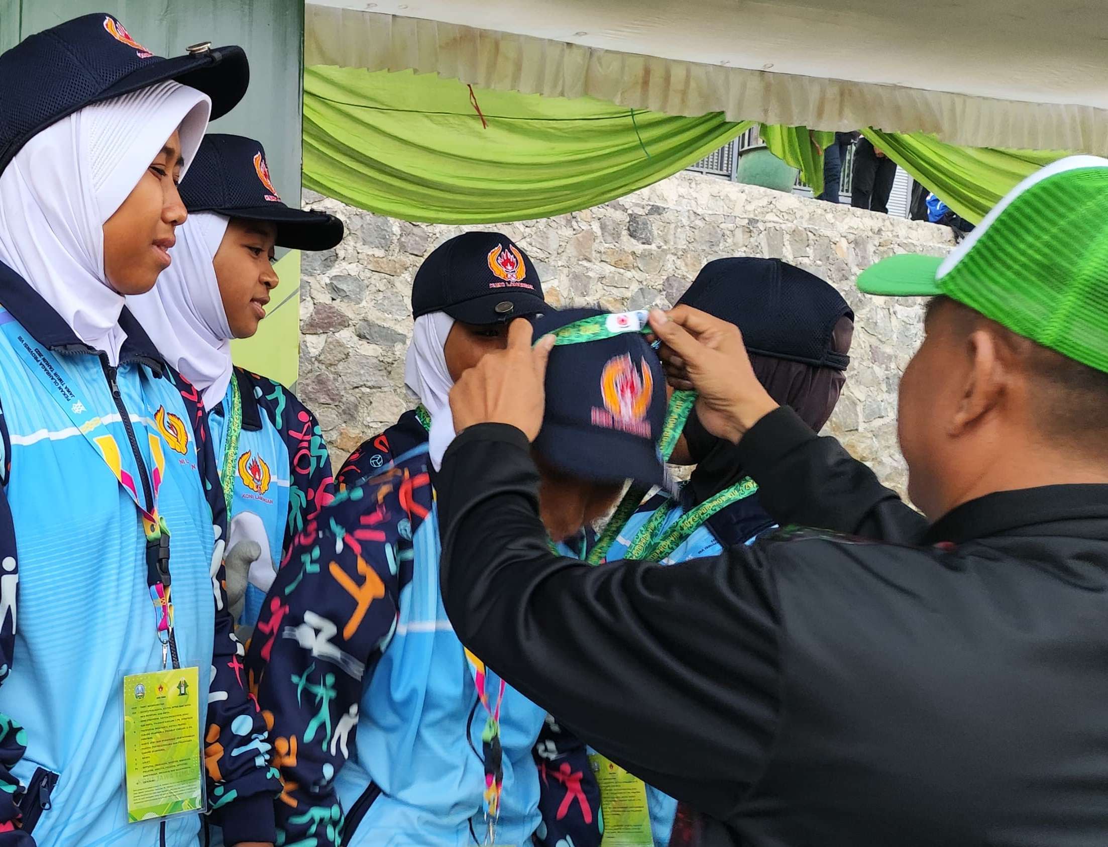 BARU KALI PERTAMA: Atlet woodball tim putri menerima medali perunggu pada ajang Porprov Jatim. (IST/RDR.LMG)