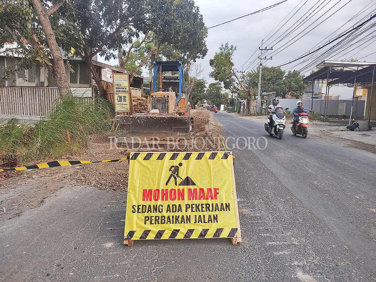 DIBERI RAMBU: Pengerjaan perbaikan Jalan Veteran Lamongan. (ANJAR DWI PRADIPTA/RDR.LMG)