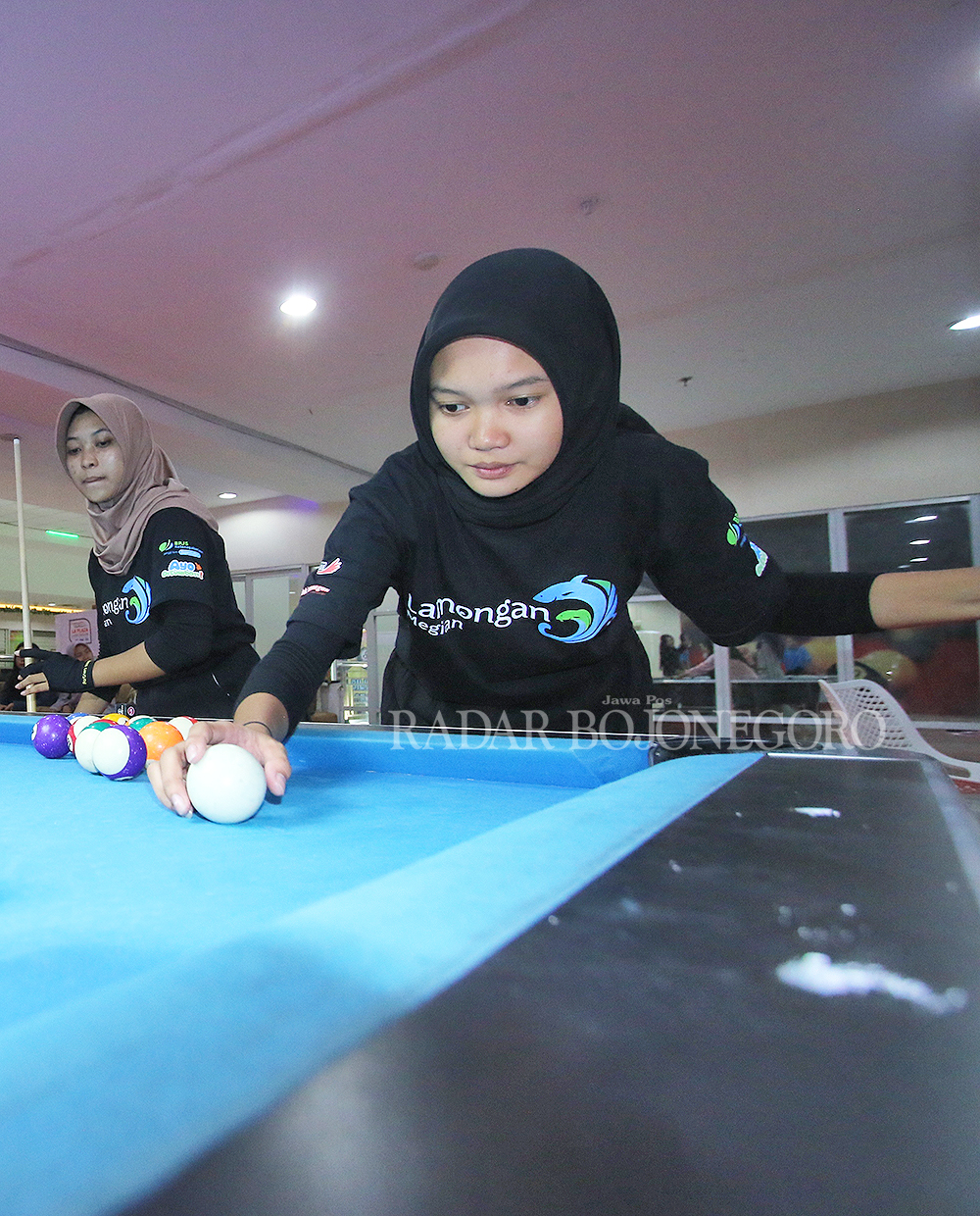 MEMBUAHKAN HASIL: Pebiliar putri lamongan ketika berlatih untuk ajang porprov. (ANJAR DWI PRADIPTA/RDR.LMG)