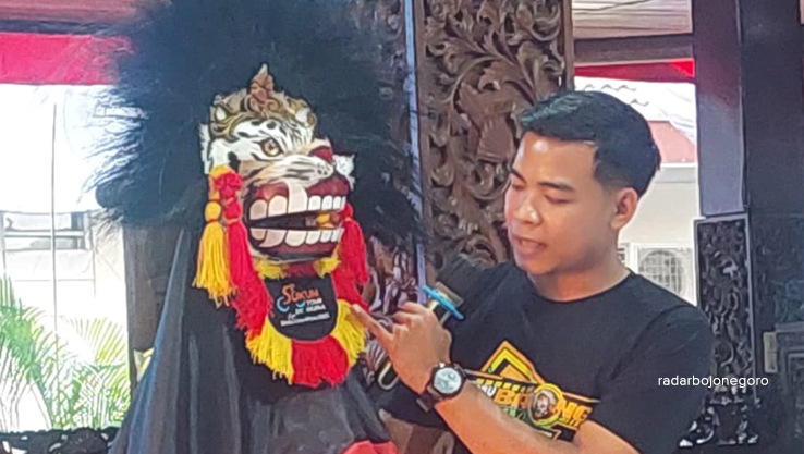 KREATIF: Kreativitas Tombe dalam mengkreasikan barongan mampu menembus pasar luar Jawa. (LUKMAN HAKIM/RDR.BLORA)