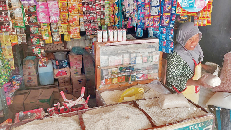 BERAS: Pedagang toko sembako di Pasar Jepon keluhkan harga beras merangkak naik sejak dua minggu lalu. (LUKMAN HAKIM/RDR.BJN)