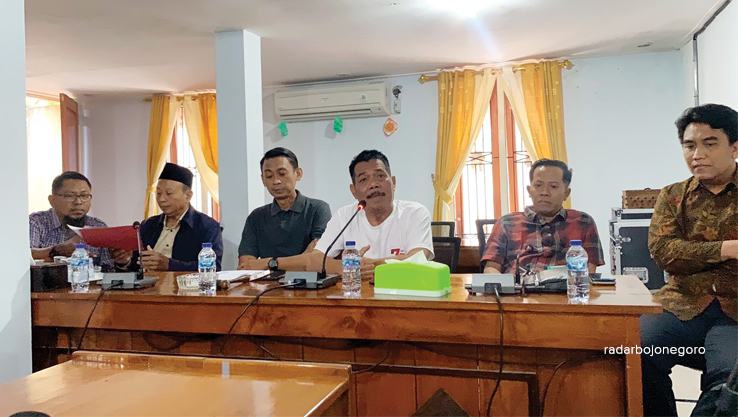 DESAK: Beberapa anggota fraksi gelar konferensi pers di ruang lobi DPRD Blora mendesak agar P-APBD 2023 segera disahkan kemarin (15/9). (RAHUL OSCARRA DUTA/RDR.BJN)