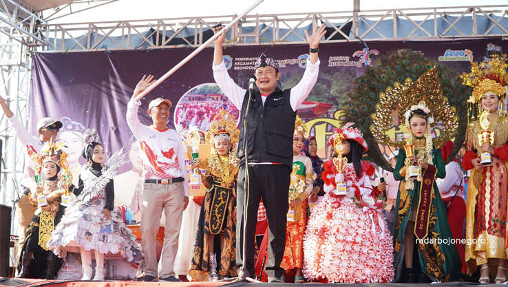 BRANDING PANTURA: Bupati Lamongan Dr H Yuhronur Efendi, MBA (berompi) mengapresiasi Festival Pindang Megilan yang digagas Kecamatan Brondong. (HUMAS PEMKAB LAMONGAN/RDR.LMG)