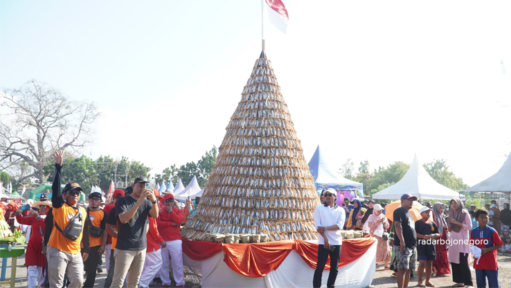 Gunungan pindang yang ditampilkan pada festival tersebut. (HUMAS PEMKAB LAMONGAN/RDR.LMG)