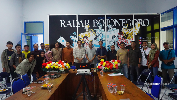 BENGKEL REDAKSI: Pimred Jawa Pos Ibnu Yunianto (nomor sembilan dari kanan) foto bersama dengan Tim Redaksi Jawa Pos Radar Bojonegoro usai bengkel redaksi. (YUAN EDO/RDR.BJN)