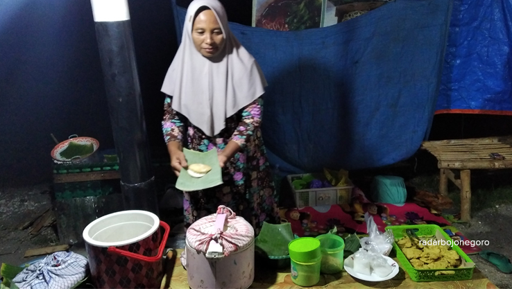 JAJANAN TRADISIONAL: Mbak Min sedang melayani pembeli serabi-ketan di warungnya. (YANA DWI KURNIYA/RDR.BJN)