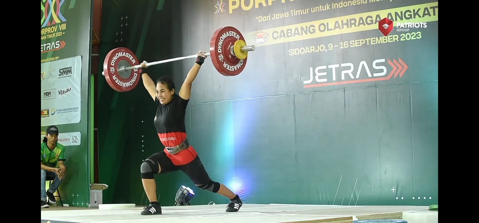 TAK MAKSIMAL: Pretty Yuvita Kartika saat bertanding Porprov 2023. Lifter putri itu menyumbang tiga medali perak saat tampil di kelas 64 kilogram putri. (IST/RDR.BJN)