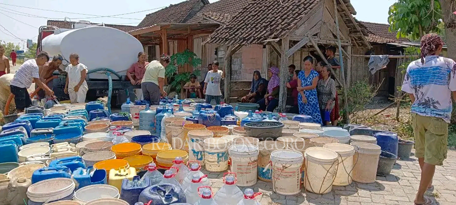 ANTRE: Warga Temayang tengah antre air bersih bantuan dari BPBD Bojonegoro. Hingga kini ada 42 desa yang mengalami krisis air bersih. (WAHYU DHANI ALFIANSYAH/RDR.BJN)