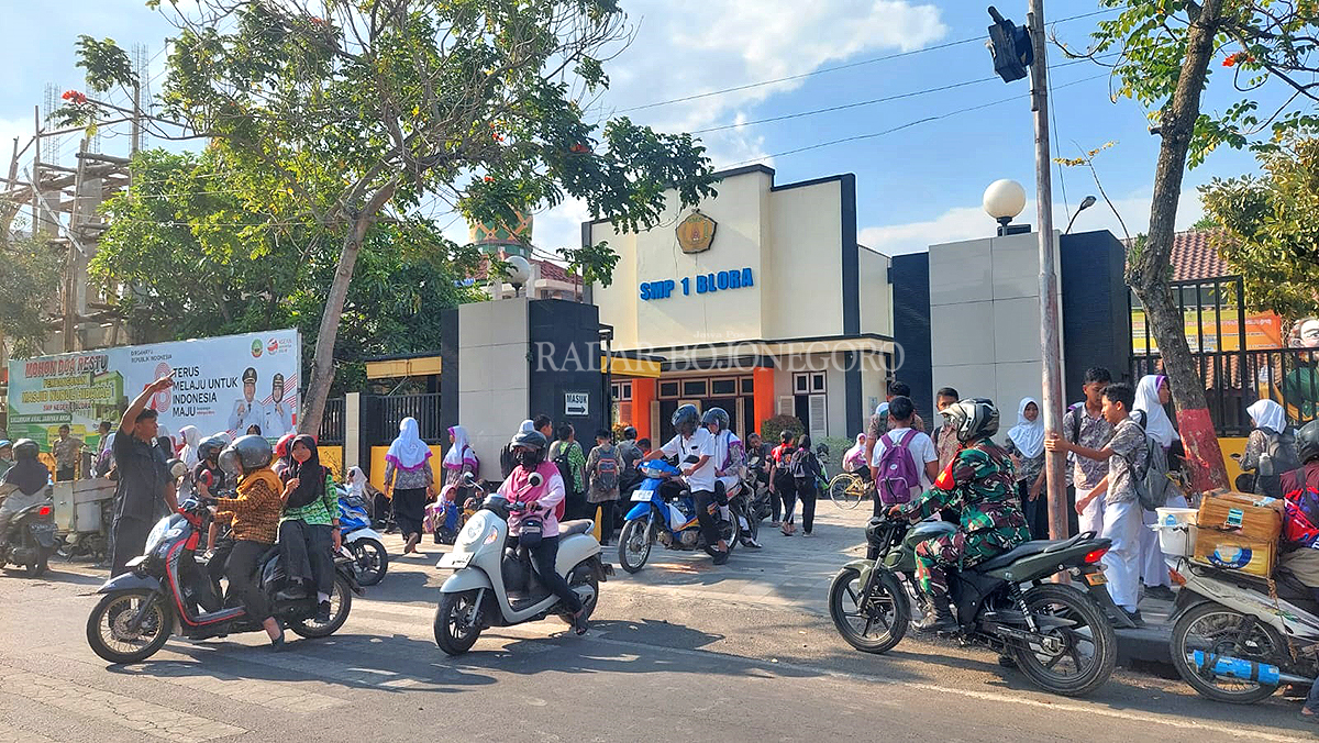 PERSIAPAN: Siswa-siswi SMPN 1 Blora keluar gerbang sekolah. Beberapa orang tua tampak menjemput kepulangan anaknya.(LUKMAN/RDR.BJN)