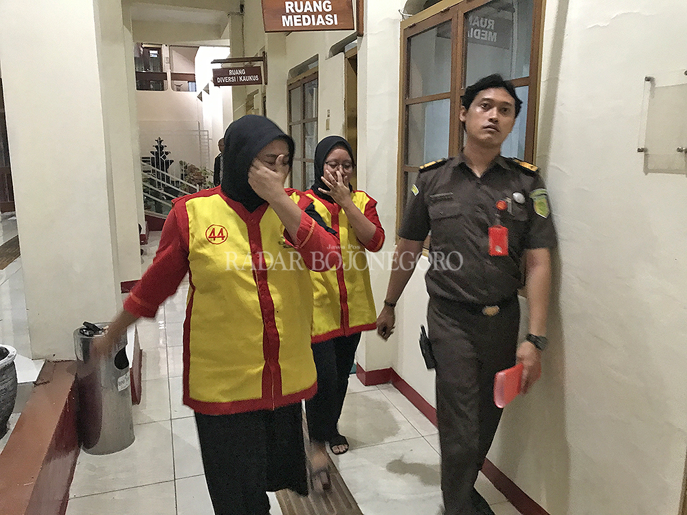 KASUS PENIPUAN: Dua terdakwa kasus penipuan arisan bodong saat di PN Bojonegoro. (BHAGAS/RDR.BJN)