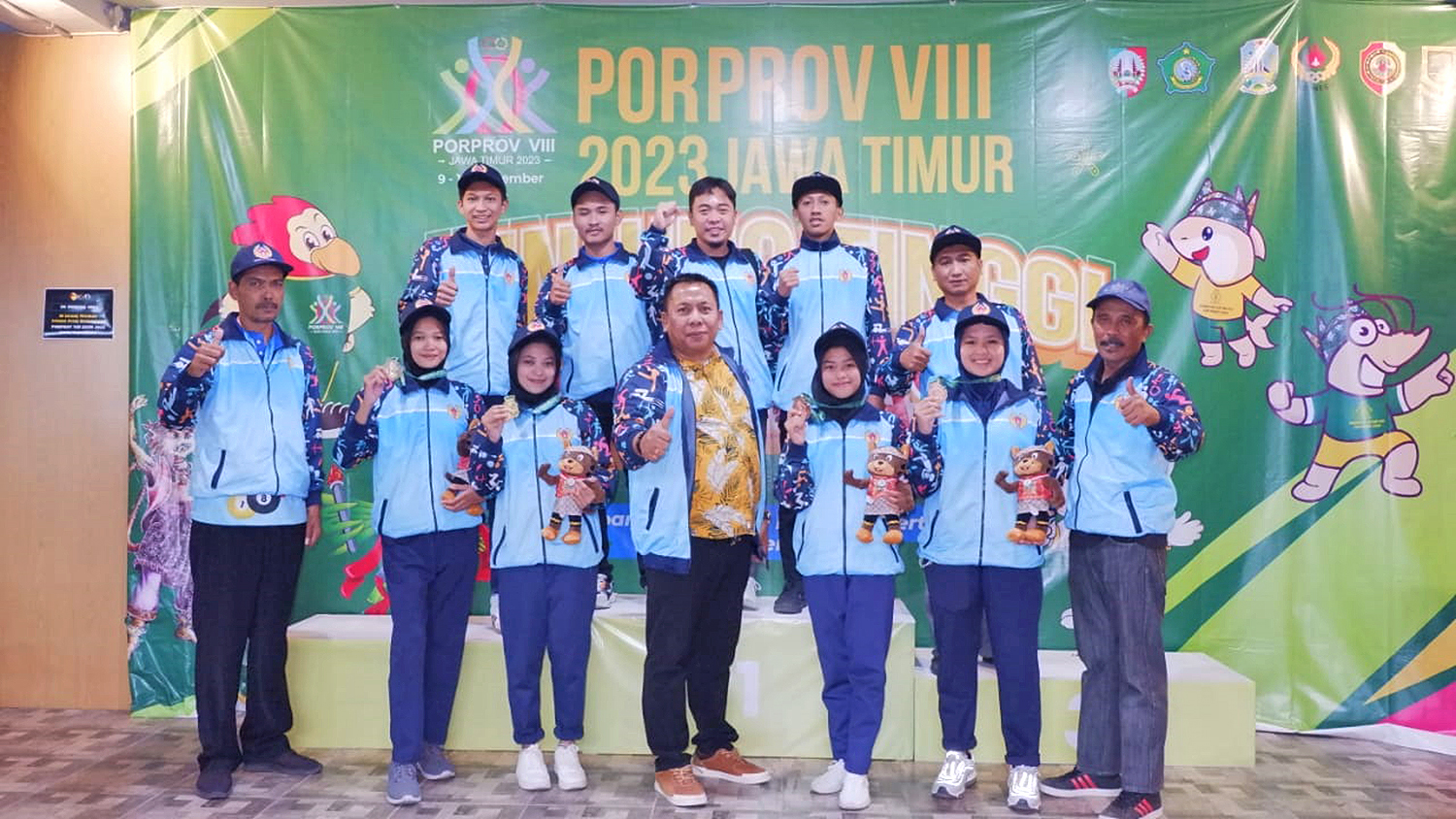BILIAR BERPRESTASI: Ketua POBSI Lamongan, Suhartono memberikan dukungan langsung selama pelaksanaan Porprov Jatim 2023 di Mojokerto. (IST/RDR.BJN)