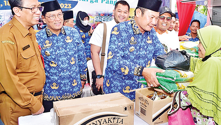 UPAYA MENEKAN INFLASI: Bupati Yes saat meninjau langsung kegiatan Gerakan Pangan Murah di Alun-Alun Lamongan, kemarin (18/9). (ISTIMEWA FOR RDR.LMG)