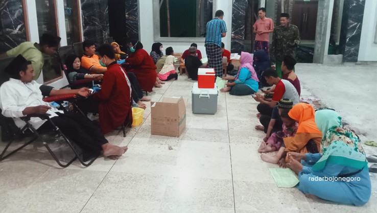 DONOR DARAH: Petugas UDD PMI sedang memfasilitasi warga yang donor darah. (ISTIMEWA FOR RDR.BJN)