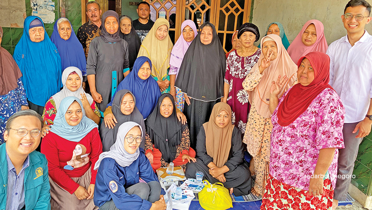 PENGABDIAN: Vaskular Indonesia melaksanakan pengabdian masyarakat dengan penyuluhan dan screening varises di Desa Mori, Kecamatan Trucuk, Bojonegoro. (ISTIMEWA FOR RDR.BJN)