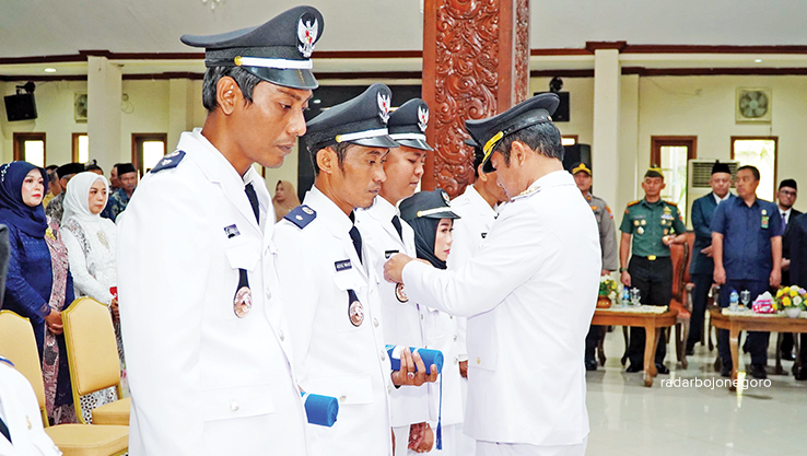 MENGEMBAN AMANAH BARU: Bupati Yes saat melantik tujuh kades PAW di Pendopo Lokakantra, Selasa (19/9). (DOK. HUMAS KOMINFO LAMONGAN FOR RDR.LMG)