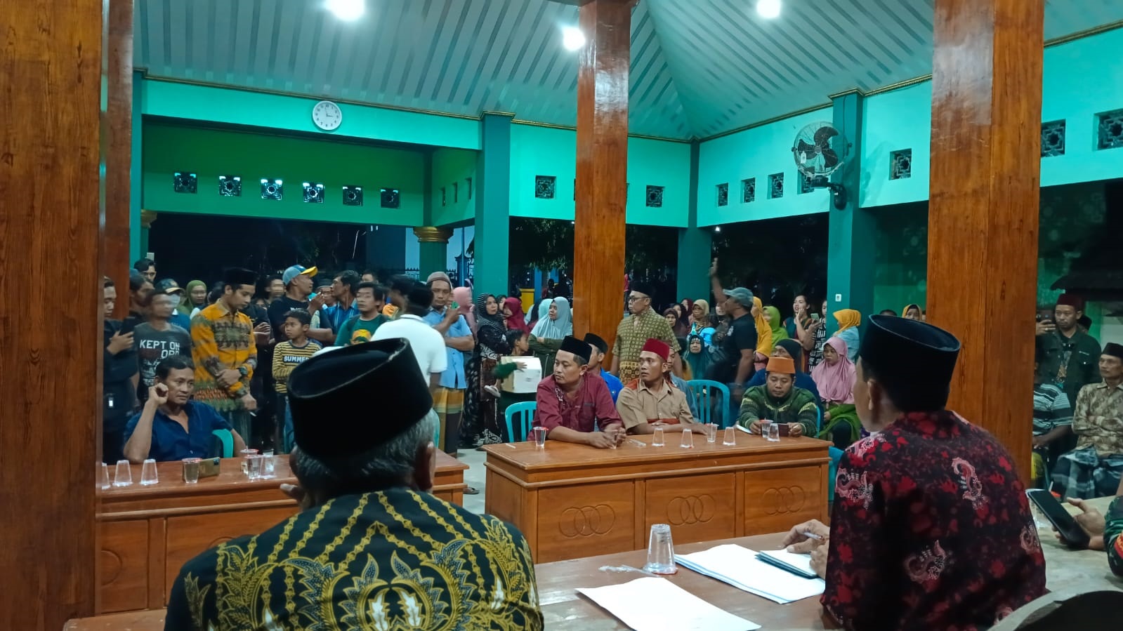 TUNTUT KEADILAN: Warga mendatangani balai desa menuntut keadilan tiga saudaranya yang diproses hukum. (IST/RDR.BJN)