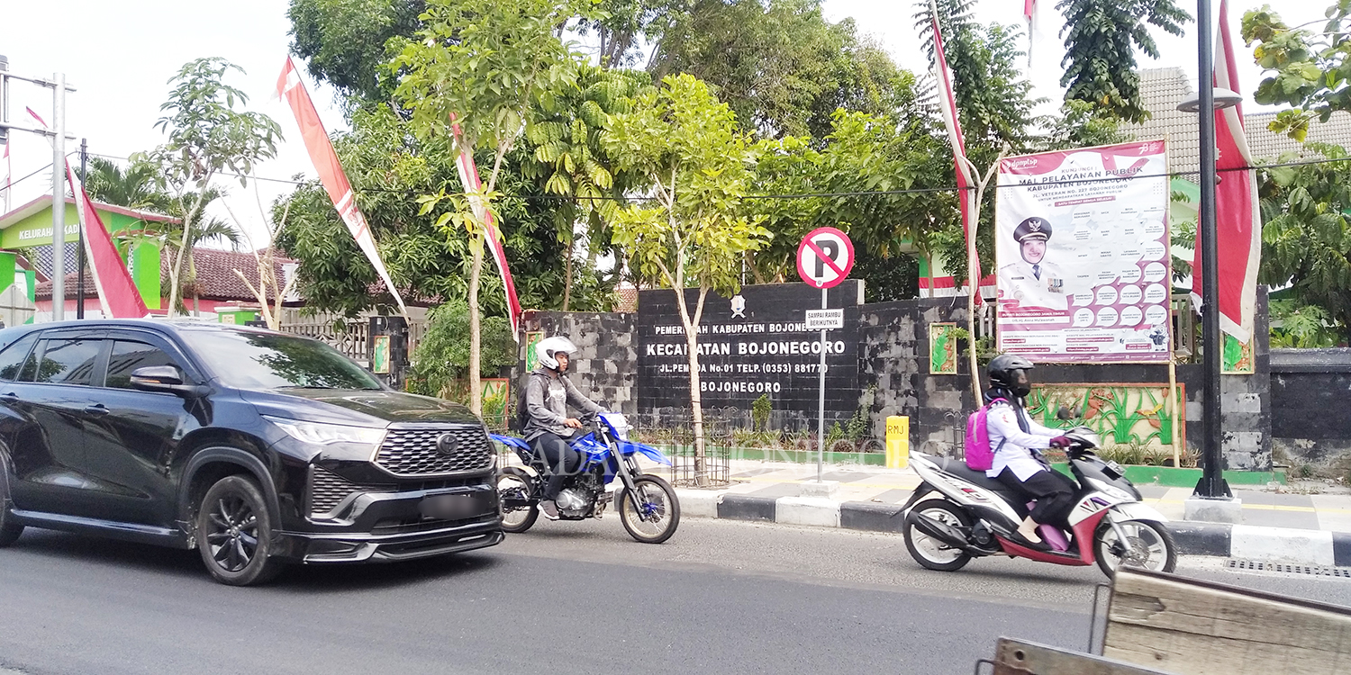 PELAYANAN: Kantor Kecamatan Bojonegoro Selasa (19/9) tampak lengang.  Blangko e-KTP saat ini bisa diambil di kantor kecamatan. (YANA DWI KURNIYA WATI/RDR.BJN)