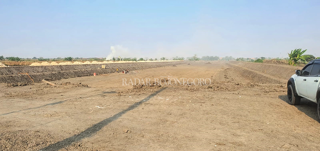 PROYEK MASIH BERJALAN: Lahan setelah pengerukan untuk kolam retensi di Kelurahan Sidokumpul, Kecamatan Lamongan. (GAMAL A/RDR.LMG)