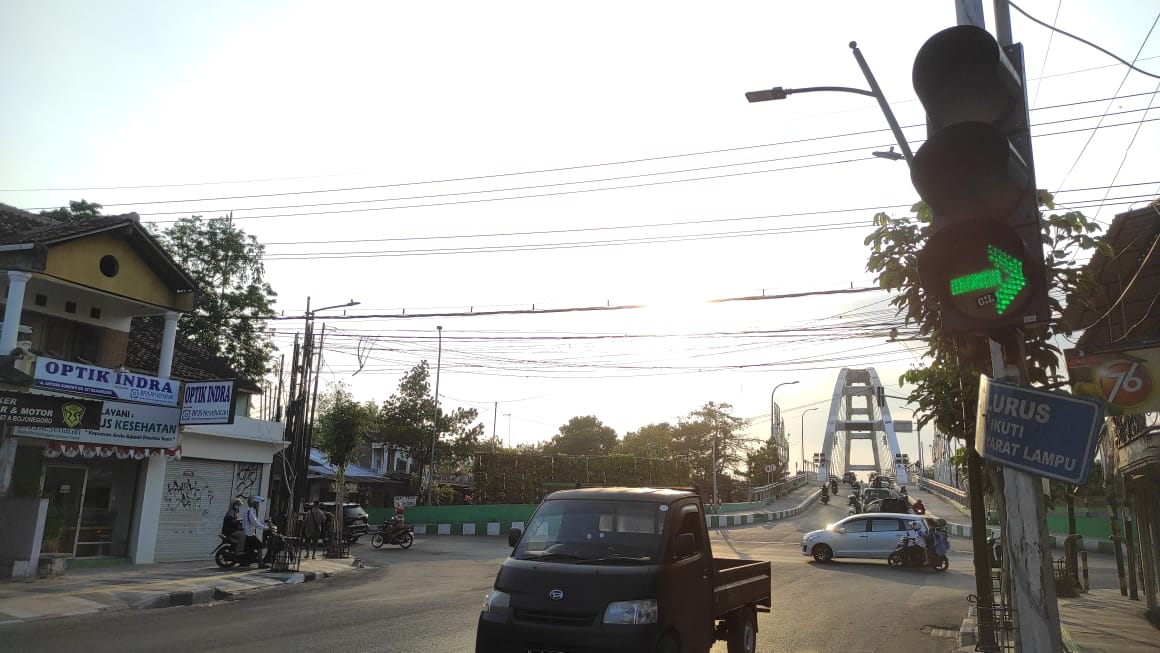 DIEVALUASI: Traffic light dari arah Jalan Untung Suropati dengan warna hijau, namun dari arah timur masih berjalan kendaraan. (DHANI WAHYU ALFIANSYAH/RDR.BJN)
