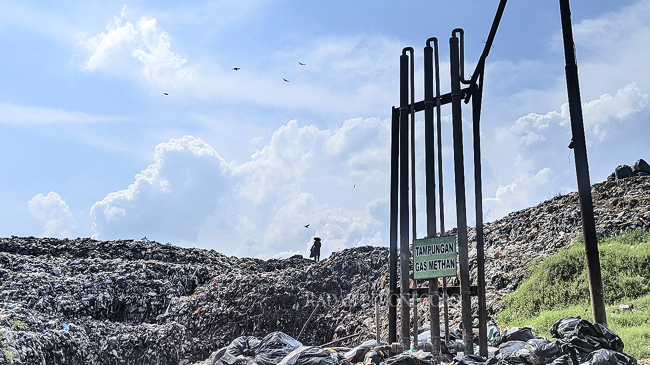 BUKIT SAMPAH: Tumpukan sampah di TPA Banjarsari menyerupai bukit. Diprediksi hanya mampu menampung sampai 2025. (WAHYU DHANI ALFIANSYAH/RDR.BJN)