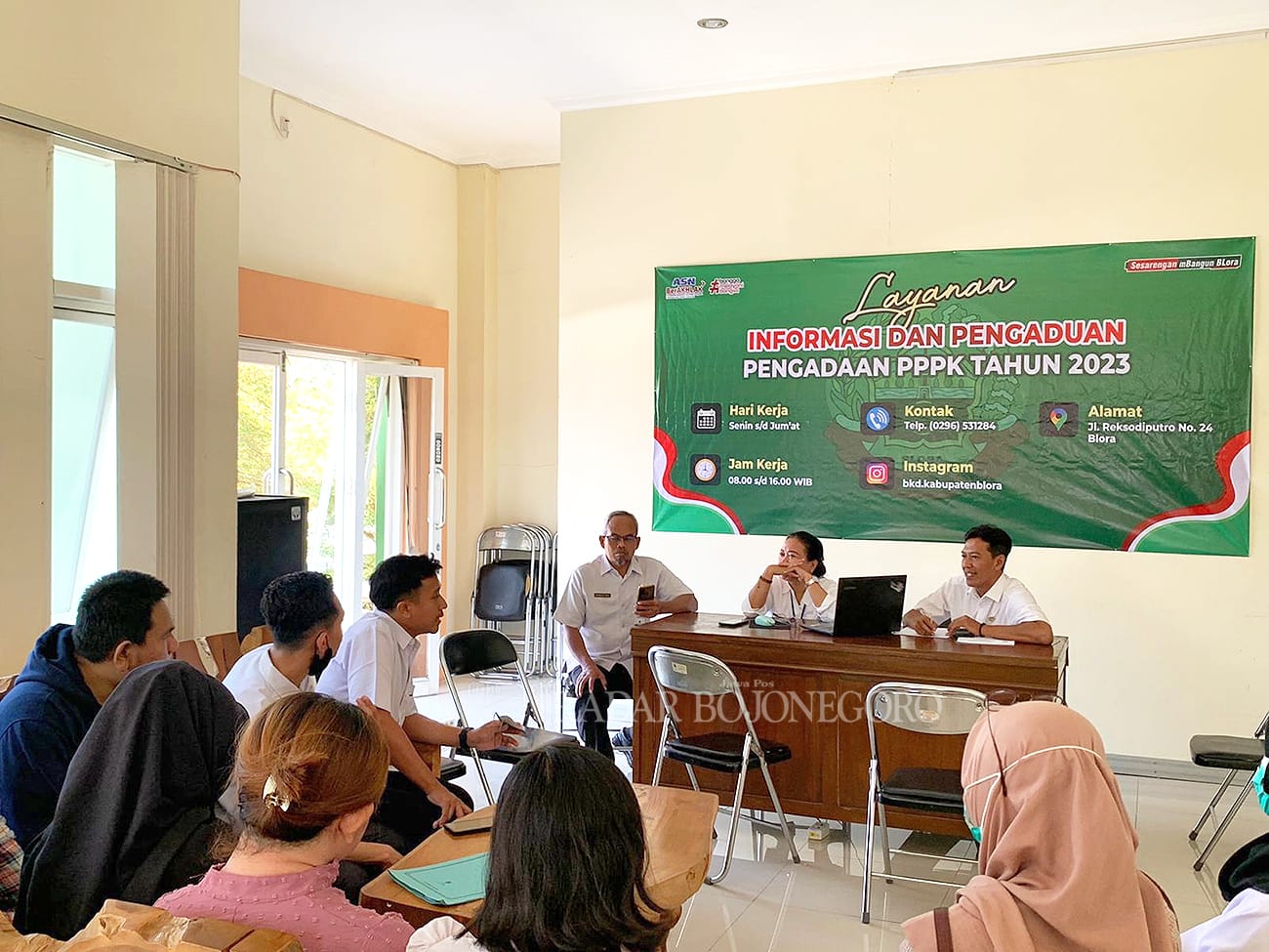 PPPK: Kabid PPIK BKD Blora Achmad Toha bersama tim melayani konsultasi calon pelamar PPPK 2023 di helpdesk BKD Blora, kemarin (20/9)  (RAHUL OSCARRA DUTA./RDR BJN)