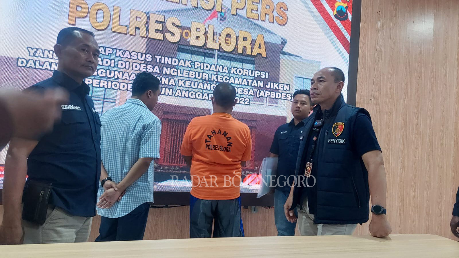 KORUPSI: Kades Nglebur Rumidi dipamerkan saat konferensi pers di Mapolres Blora kemarin (21/9). Rumidi ditangkap karena bawa kabur dana desa senilai Rp 396 juta. (LUKMAN HAKIM. RDR/BJN)