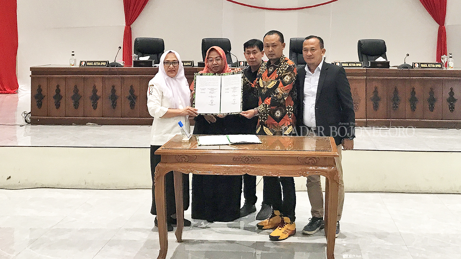 BHAGAS/RDR.BJN SAH: Bupati Bojonegoro bersama Ketua DPRD Abdulloh Umar serta Wakil Ketua DPRD Sukur Priyanto, Sahudi, dan Mitro&rsquo;atin telah menandatangani nota persetujuan bersama KUA PPAS APBD 2024.