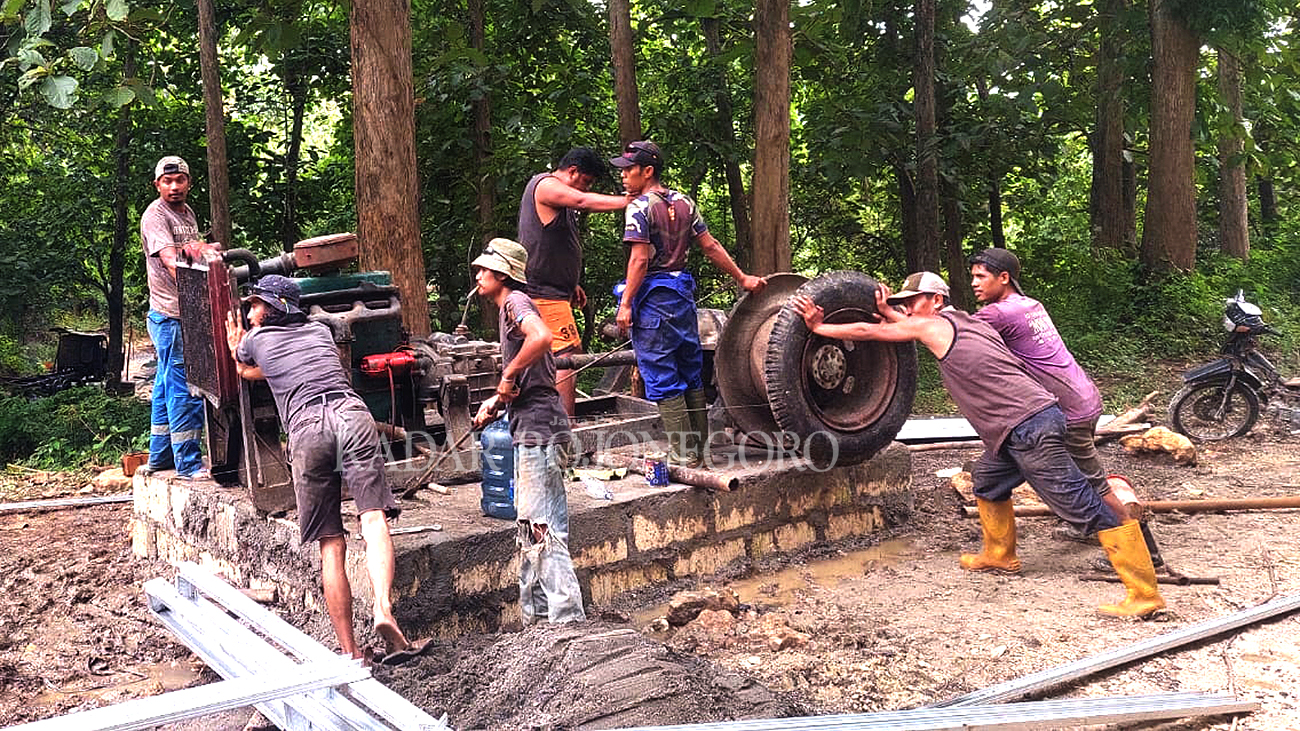 SUMUR:Para pekerja tambang sumur minyak tua di Desa Ledok, Kecamatan Sambong sedang melakukan kegiatan rutin, mengecek kondisi mesin dan melakukan penambangan minyak tradisional.(LUKMAN HAK/RDR.BJN)