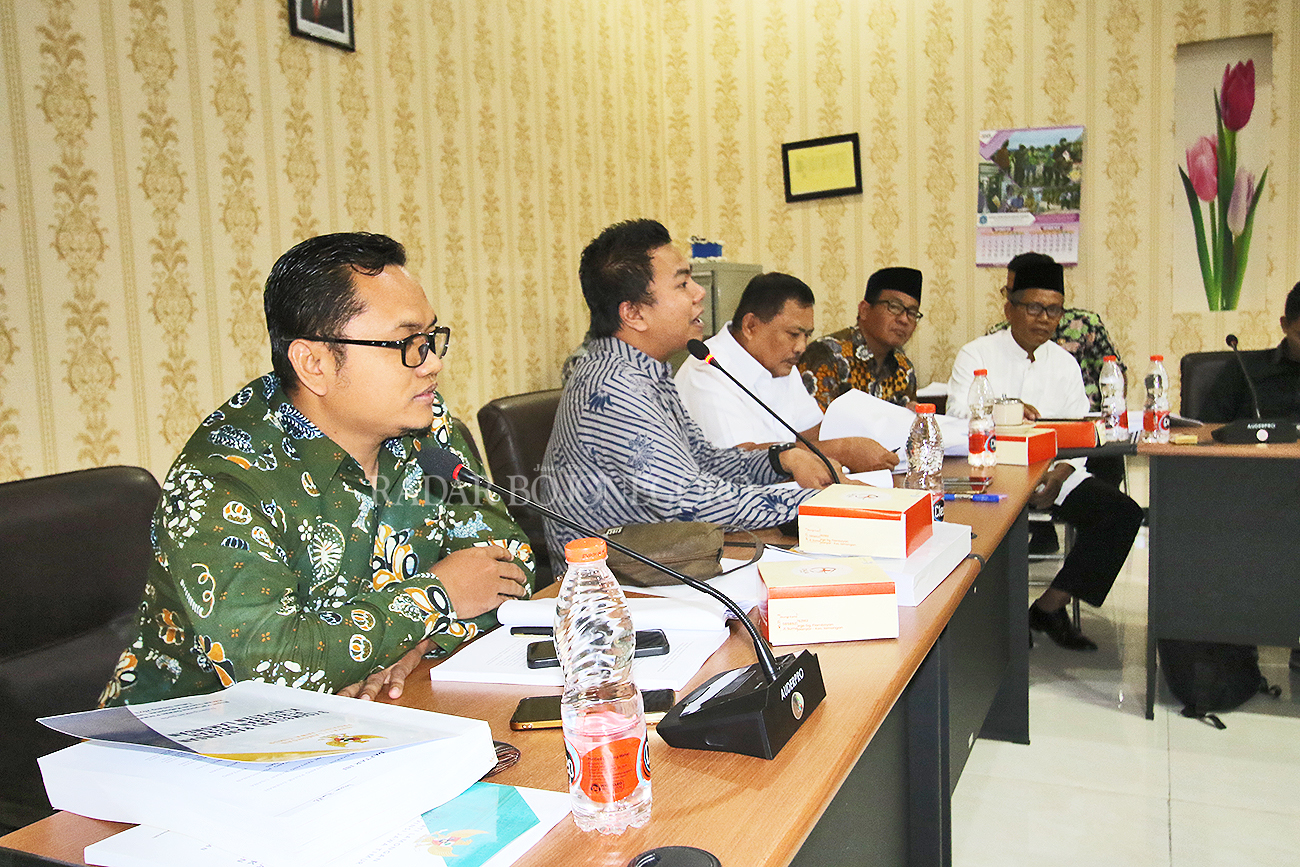 AKOMODASI MASUKAN: DPRD Lamongan melakukan public hearing bersama perwakilan masyarakat, P-APDESI Lamongan, LSM, praktisi, dan advokat. (ANJAR DWI PRADIPTA/RDR.LMG)
