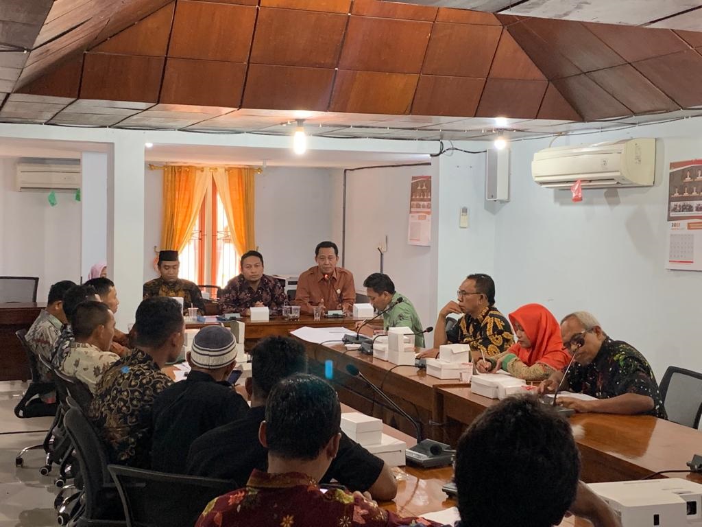 AUDIENSI: Paguyuban Penjaga SD Blora audiensi dengan DPRD Blora menuntut kesejahteraan honor bulanan pada awal Agustus lalu. (RAHUL OSCARRA DUTA/RDR.BLORA)