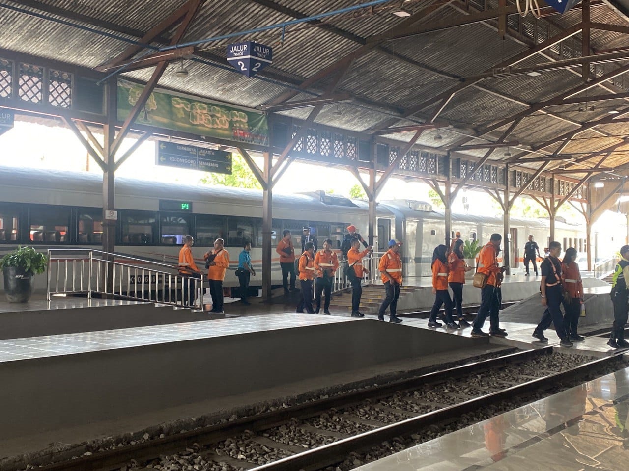 CEK: Petugas PT KAI Daop 4 Semarang keluar dari kereta untuk melakukan pengecekan lintas di Stasiun Cepu pada Rabu lalu (20/9). (LUKMAN HAKIM/RDR.BLORA)