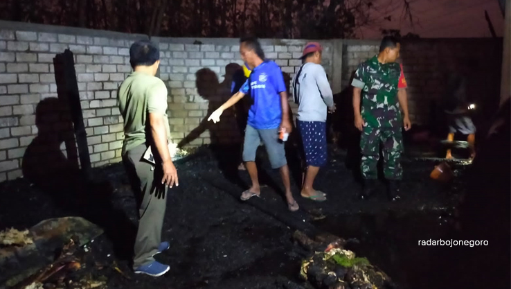 KANDANG TERBAKAR: Sisa kebakaran di bagian belakang rumah korban. (IST/RDR.BJN)