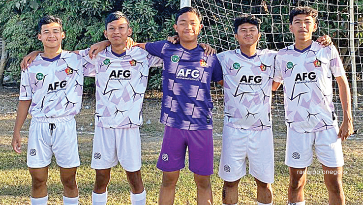 SEKAR LANGIT: Lima pemain SSB Sekar Langit jalani karantina dan usai latihan bersama tim U-16 dan U-18 EPA Persik Kediri. (IST/RDR.BJN)